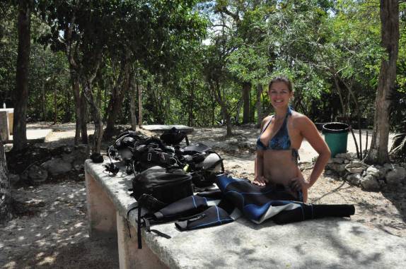 Montando nosso equipamento para mergulhar no cenote Dos Ojos, em Tulum, na costa caribenha do Yucatán, no México